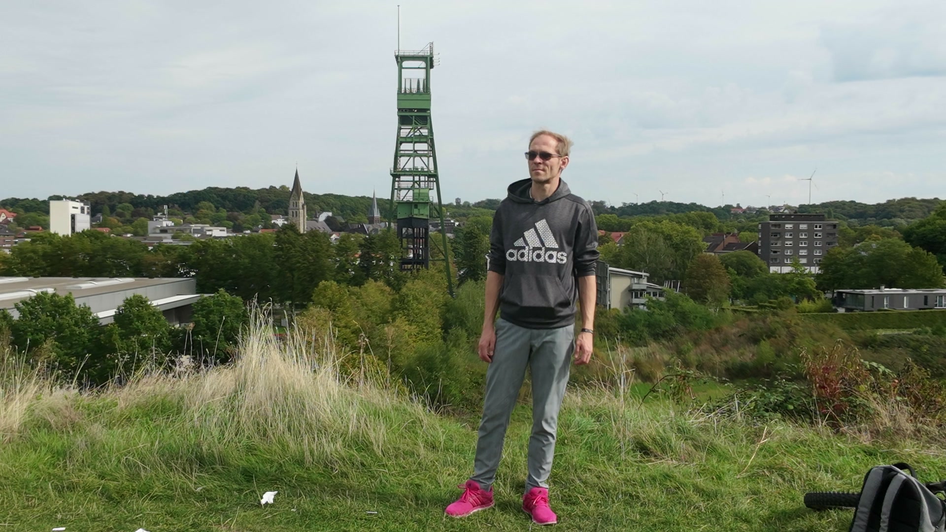 Jens auf einer Anhöhe, im Hintergrund der Förderturm des Erin-Parks